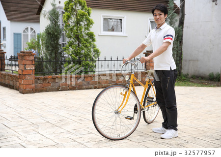 自転車を乗る男性 自転車を乗る男性 32577957