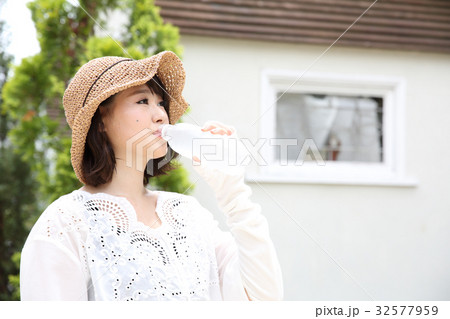 水を飲む女性 32577959