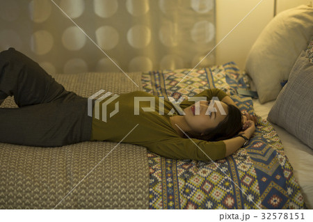 若い女性 32578151