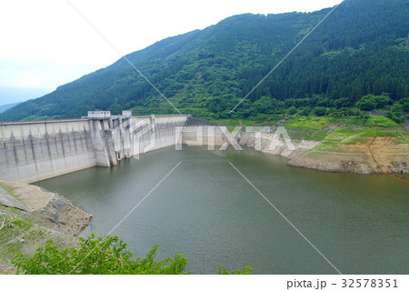 滝沢ダムの水位 取水制限中 2017年7月下旬 ダムと山 b 滝沢ダムの水位 取水制限中 2017年7月下旬 ダムと山 b 32578351