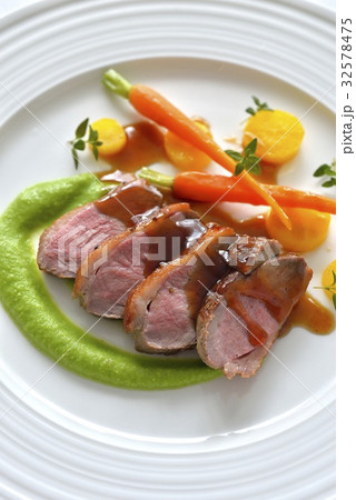 鴨胸肉のロースト、ベイビーキャロットとイエローキャロットのグラッセ、グリーンピースのピュレ 32578475