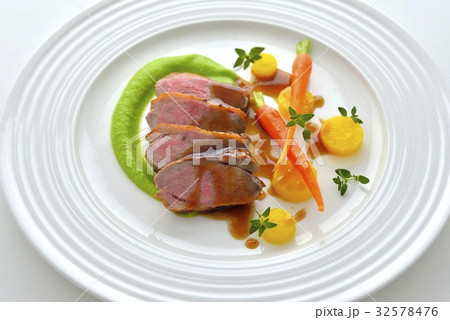 鴨胸肉のロースト、ベイビーキャロットとイエローキャロットのグラッセ、グリーンピースのピュレ 鴨胸肉のロースト、ベイビーキャロットとイエローキャロットのグラッセ、グリーンピースのピュレ 32578476