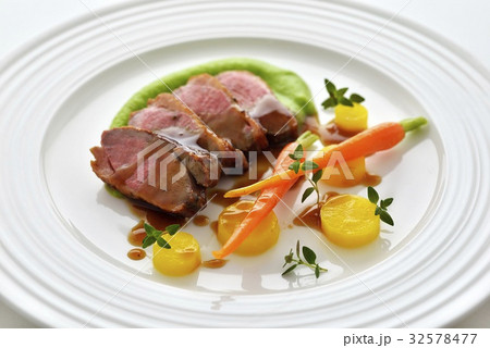 鴨胸肉のロースト、ベイビーキャロットとイエローキャロットのグラッセ、グリーンピースのピュレ 32578477