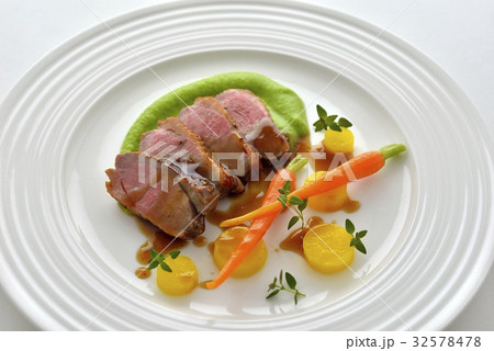 鴨胸肉のロースト、ベイビーキャロットとイエローキャロットのグラッセ、グリーンピースのピュレ 32578478