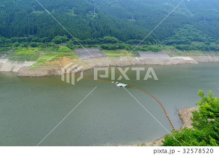 滝沢ダムの水位　取水制限中　2017年7月下旬　露出した斜面とフロート a 32578520