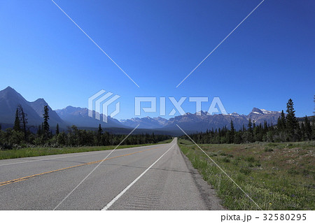 カナディアンロッキー、バンフ国立公園、デイビット・トンプソン・ハイウェイからの風景 カナディアンロッキー、バンフ国立公園、デイビット・トンプソン・ハイウェイからの風景 32580295
