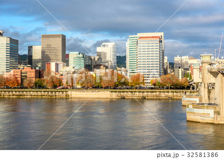 Portland city skyline at autumn Portland city skyline at autumn 32581386
