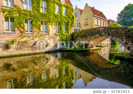 Bruges cityscape with water canal and bridge Bruges cityscape with water canal and bridge 32581423