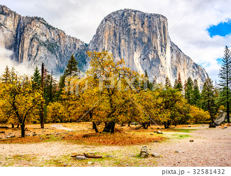 Yosemite Valley at cloudy autumn morning 32581432