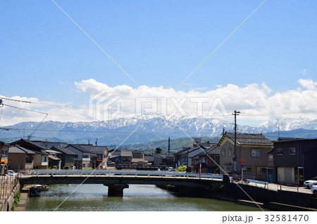 立山連峰と黒部の街並み(富山県) 立山連峰と黒部の街並み(富山県) 32581470