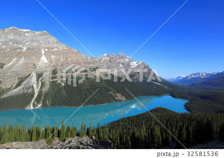 カナディアンロッキー バンフ国立公園 ペイトー湖の写真素材