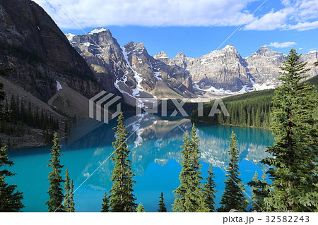 カナディアンロッキー・バンフ国立公園・モレーン湖 32582243