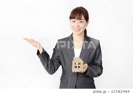 住宅模型を持つ女性 32582484