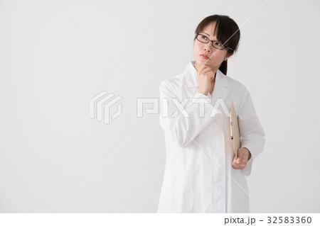 白衣の女性、医者、薬剤師、考える、ひらめく、悩む 白衣の女性、医者、薬剤師、考える、ひらめく、悩む 32583360