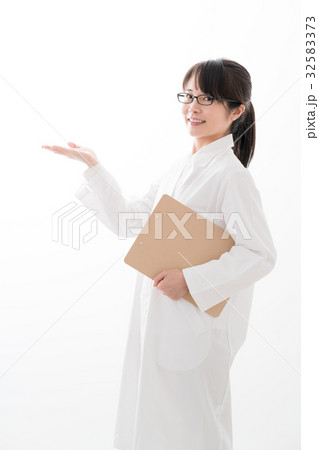 白衣の女性、医者、薬剤師、案内 白衣の女性、医者、薬剤師、案内 32583373