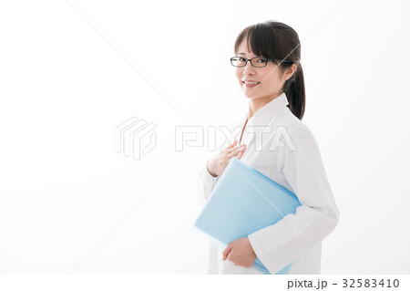 白衣の女性、医者、薬剤師、胸に手を当てる、信頼、信用 白衣の女性、医者、薬剤師、胸に手を当てる、信頼、信用 32583410