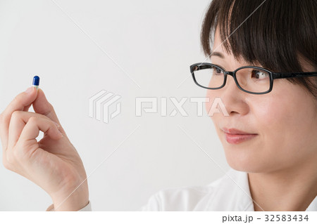 薬を持つ医者、薬剤師 32583434