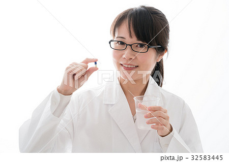 薬を持つ医者、薬剤師、服用 薬を持つ医者、薬剤師、服用 32583445