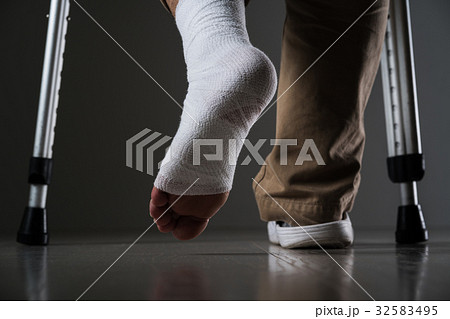 足を怪我した男、松葉杖 32583495