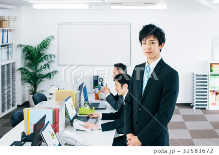 ビジネスマン 男性 ビジネスマン 男性 32583672