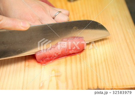 マグロを加工する女性手元 32583979