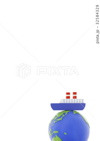 船旅　旅客船　クルーズ客船　旅行　旅　観光　地球 32584329