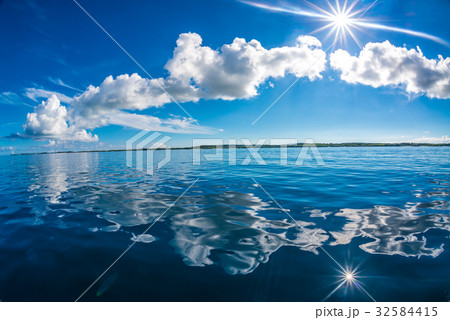 べた凪の海 32584415