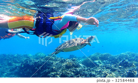 沖縄 渡嘉敷島の水中撮影 シュノーケリングでウミガメを観察する小学生と母親 沖縄 渡嘉敷島の水中撮影 シュノーケリングでウミガメを観察する小学生と母親 32584468