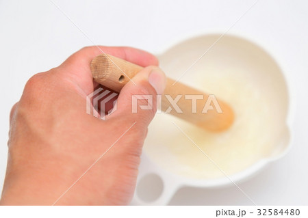 離乳食作りする男性手元 32584480