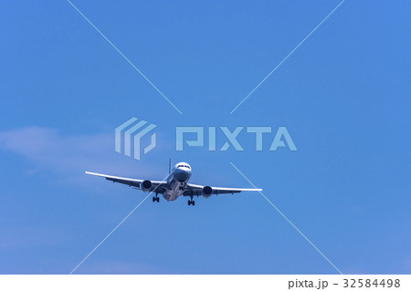青空と旅客機 32584498