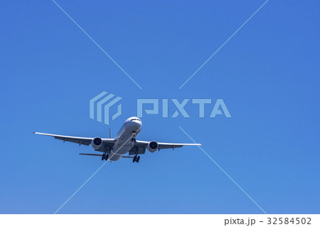 青空と旅客機 32584502