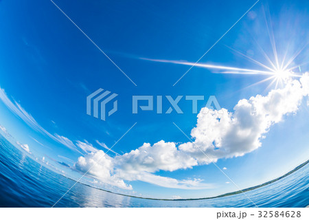 べた凪の海と空 32584628