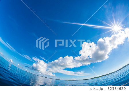 べた凪の海と空 32584629