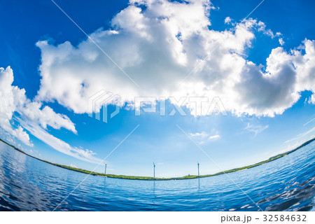 べた凪の海と空 べた凪の海と空 32584632