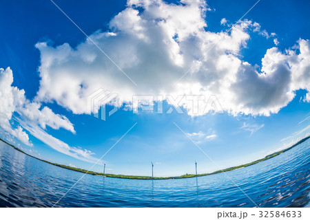 べた凪の海と空 32584633