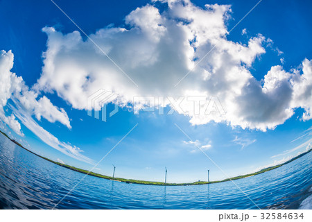 べた凪の海と空 32584634