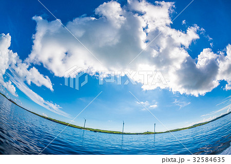 べた凪の海と空 32584635