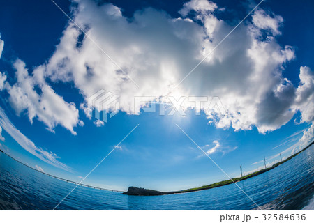 べた凪の海と空 32584636