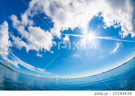 べた凪の海と空 32584638