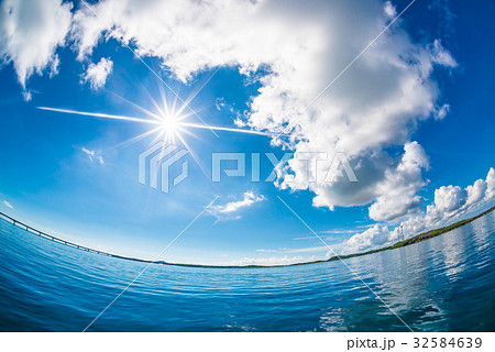 べた凪の海と空 32584639