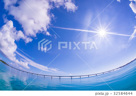 べた凪の海と空 32584644