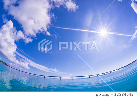 べた凪の海と空 32584645