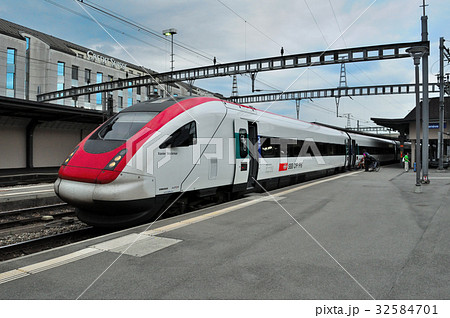 スイス国鉄RABDe500形振子電車、通称ICN　ジュネーブ中央駅にて 32584701