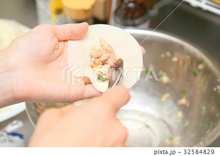 餃子を作る女性手元 餃子を作る女性手元 32584829