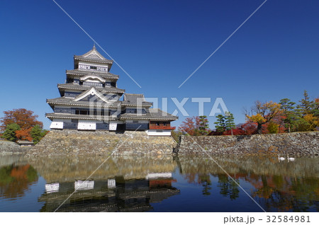 信州 松本の秋 紅葉に彩られる国宝松本城 現存12天守のひとつ 松本観光の中心 信州 松本の秋 紅葉に彩られる国宝松本城 現存12天守のひとつ 松本観光の中心 32584981