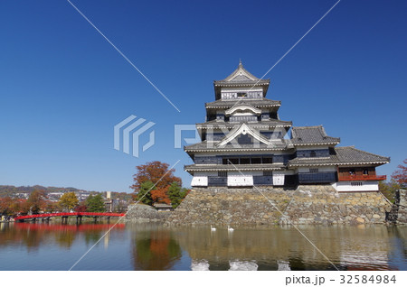 信州　松本の秋　紅葉に彩られる国宝松本城　現存１２天守のひとつ　松本観光の中心 32584984