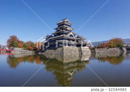 信州　松本の秋　紅葉に彩られる国宝松本城　現存１２天守のひとつ　松本観光の中心 32584985