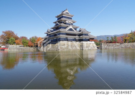 信州　松本の秋　紅葉に彩られる国宝松本城　現存１２天守のひとつ　松本観光の中心 32584987