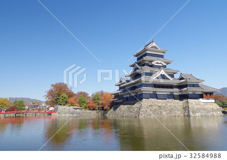 信州　松本の秋　紅葉に彩られる国宝松本城　現存１２天守のひとつ　松本観光の中心 32584988