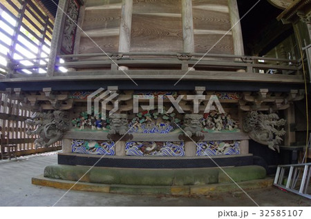 信州　伊那の神社　熱田神社本殿　国重要文化財　彩色された多くの彫刻が見事 32585107